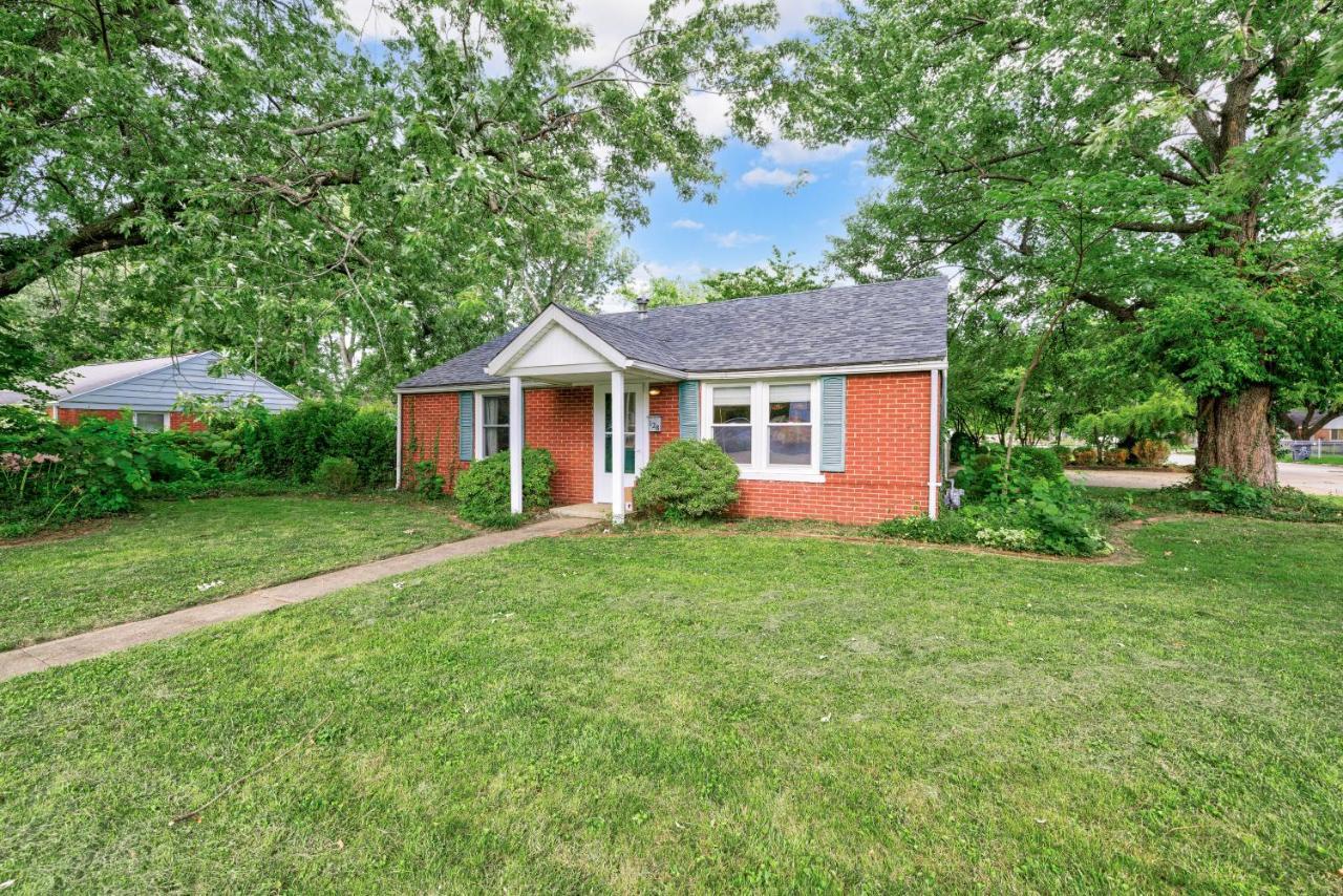 Mid-Century Brick Bungalow Home Evansville Exterior foto